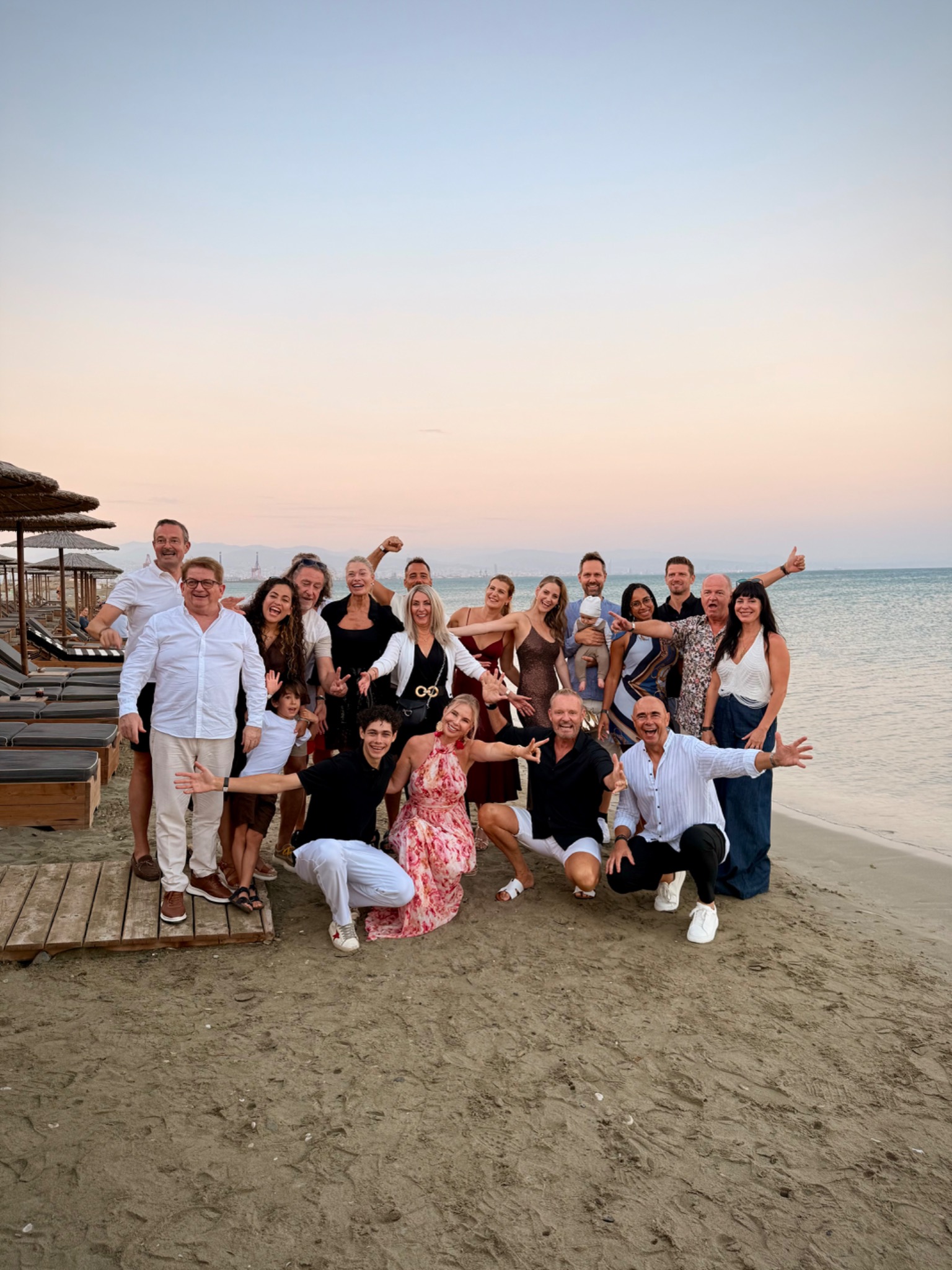 Sven e Audrey con il loro team sulla spiaggia durante l’Ambassador Trip 2026